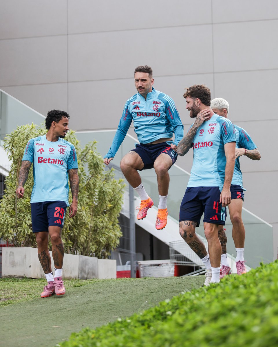 Imagens de Léo Ortiz descendo para o campo com os outros jogadores no treino desta terça-feira. Impressiona o que aconteceu com o zagueiro nas últimas horas:

Deixou o jogo do Fla contra o Palmeiras, aos 29 do primeiro tempo, com suspeita de fratura no tornozelo. Deixou o