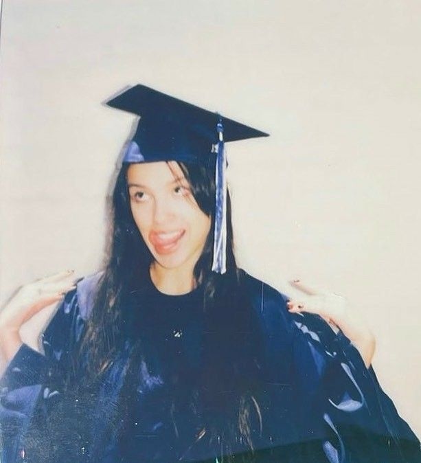 oliarchives's tweet photo. olivia rodrigo graduating high school after releasing SOUR, she was just a baby 😭😭 https://t.co/mi5MQMBfcl
