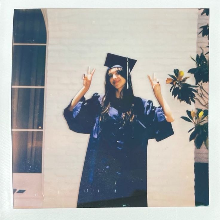oliarchives's tweet photo. olivia rodrigo graduating high school after releasing SOUR, she was just a baby 😭😭 https://t.co/mi5MQMBfcl