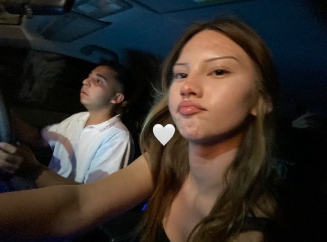 kiz: ya araba surerken eli bacaga atan erkekler cok cekici degil mi

bizim arabadayken dikkat ve tip