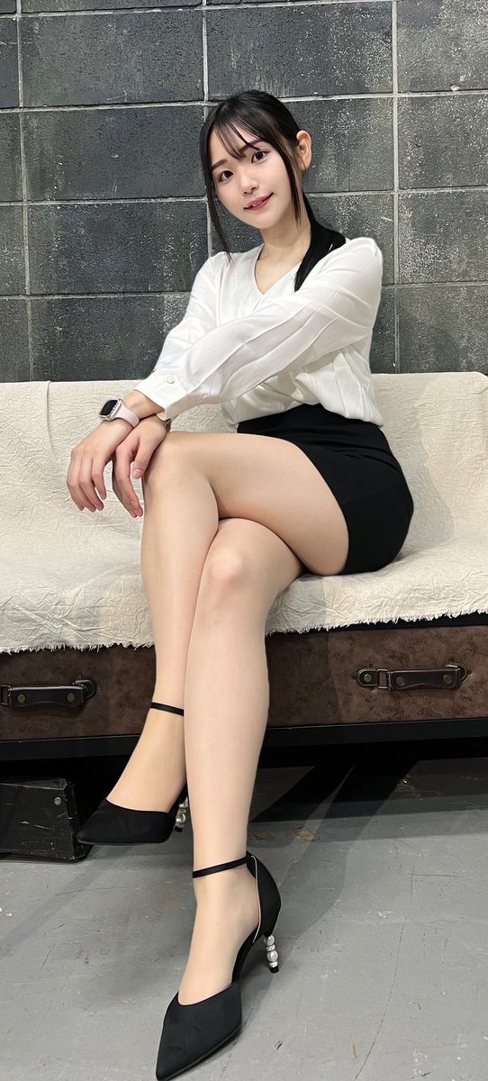 RocknRaceQueens's tweet image. Miyu Otase looks lovely in a white blouse and short black skirt, heels, and showing off her beautiful bare legs 
@miyu_otose #barely #shortskirt