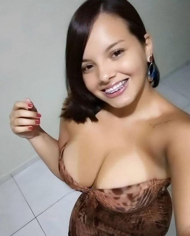 Ana Karoline tweet media