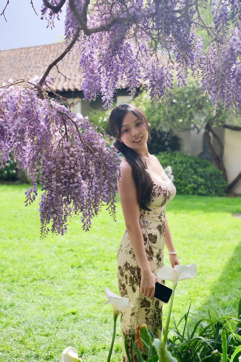 AiiaBuilds's tweet photo. from pink envelopes → AI ☁️
a small story about learning to build, one step at a time.

hi, i’m aiia 🌸
building at the intersection of AI, fashion & aesthetics.

2018 — my parents hoped I’d stay home and teach,
but I moved to the US alone.
no network. barely spoke English.
cried quietly in grocery stores, trying to belong.

2020 — during covid, couldn’t go home for years.
joined a small startup that sponsored my H-1B, learned how to build from zero.

2021 — started a tiny jewelry brand on the side.
packed every order by hand — one pink envelope at a time.

2022 — taught myself to code, debugged at 2am, and somehow got into tech.
2023 — sent out hundreds of applications.
got rejected, ghosted, ignored — almost gave up.

but I kept building, hoping something would click.
2024 — joined Amazon to work on AI infra.

today — building again, this time with AI.
still figuring things out, but grateful I never stopped ☁️

from pearls → code — still learning what beauty means,
in design, in people, in how things are built. ✨

not a success story yet — just a story in progress 🤍
if you’re also building through uncertainty, I’d love to hear your story.