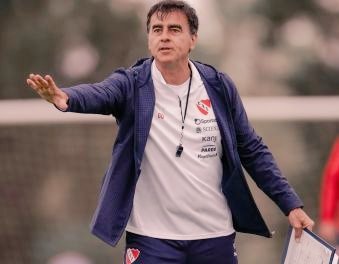 Gustavo Quinteros habló con los dirigentes y les informó que ya estando fuera de todo para 2026, comienza a trabajar con lo que será la base del equipo para el #Independiente del año que viene. Hay jugadores que ya no van a sumar minutos con él o lo harán a cuenta gotas.