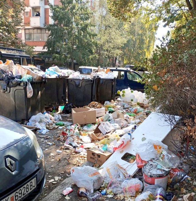 Ова е во Скопје, Аеродром, Мичурин
16 000 гласа за ДПМНЕ за ова.
Па све да му ебам ретардирано на секој што гласаше за ДПМНЕ .
И пак све да му ебам.