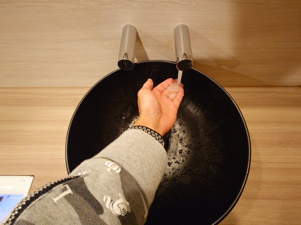 デザインやコストの問題なのか知らんが、商業施設の蛇口短すぎる問題マジでどうにかしてほしい（わかる）