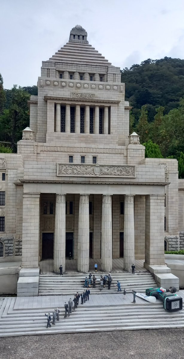 reptile_insect's tweet image. 東武ワールドスクウェアの国会議事堂も、本日から首相が高市さんになりました😆

石破さんは手前の階段にいる歴代首相(小泉さん以降)の列に移動しました！

#東武ワールドスクウェア #国会議事堂 #ミニチュア #人形