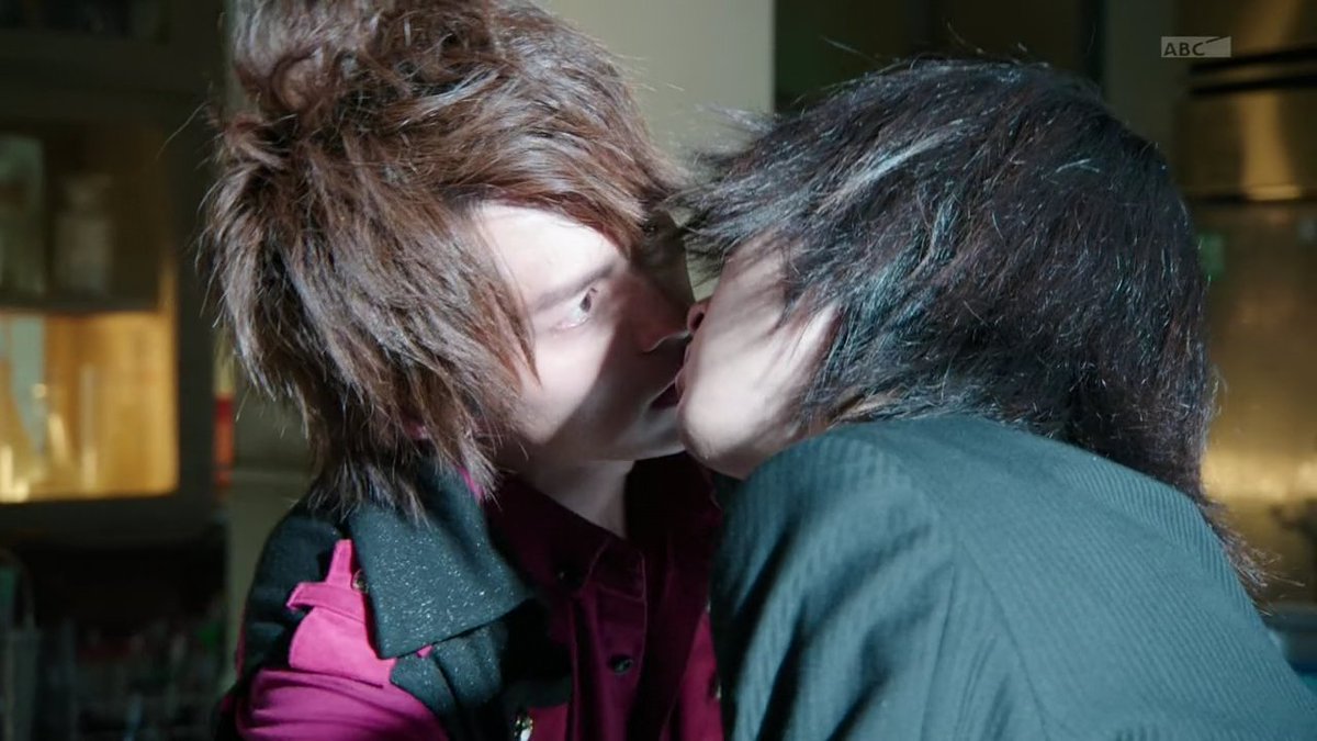 Cuando me termine de ver Kamen Rider W, me empezare con Gaim, quiero ver el episodio donde surge el beso gay