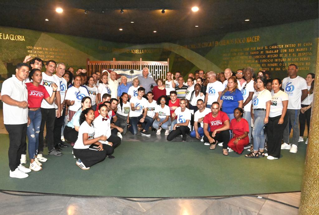 🇨🇺| Para #Cuba, el 21 de octubre marca un hecho trascendente en la historia de su juventud. Ese día de 1960 se produjo la integración del movimiento juvenil del país en una sola organización: la Asociación de Jóvenes Rebeldes.

🧵