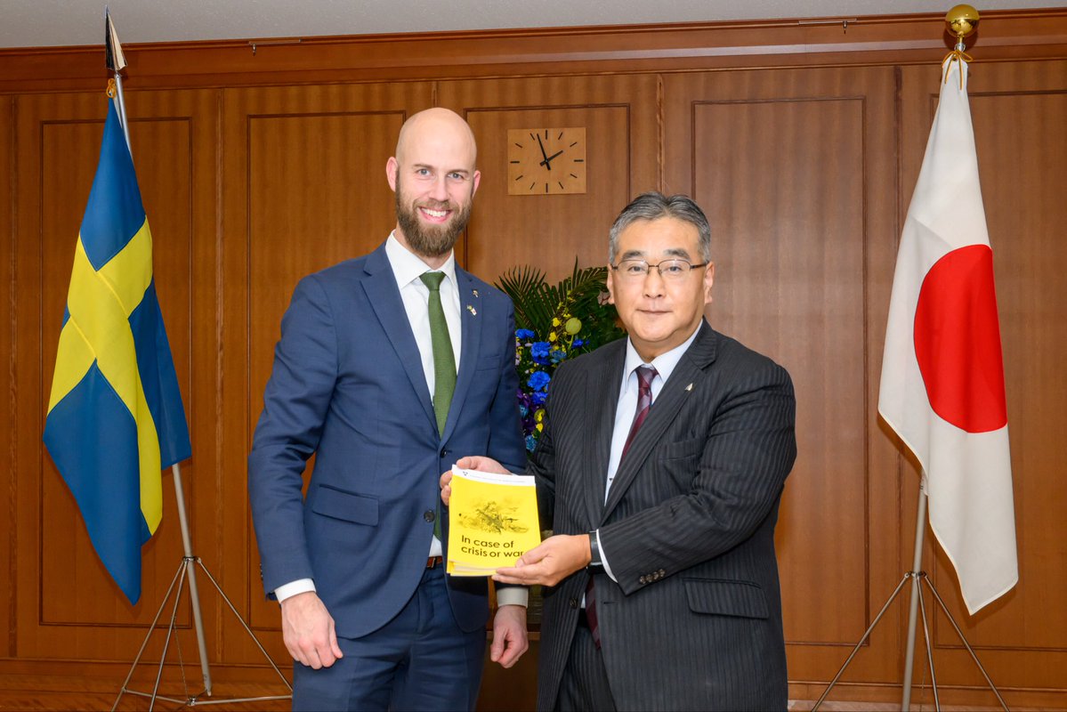 ModJapan_en's tweet image. Mr. KANO, Vice Minister of Defense for International Affairs had a meeting with Mr. Bohlin, Minister for Civil Defence of Sweden on Oct 21. #JMOD/#JSDF will collaborate with related organizations while sharing knowledge on defense with Sweden. 🇯🇵🇸🇪