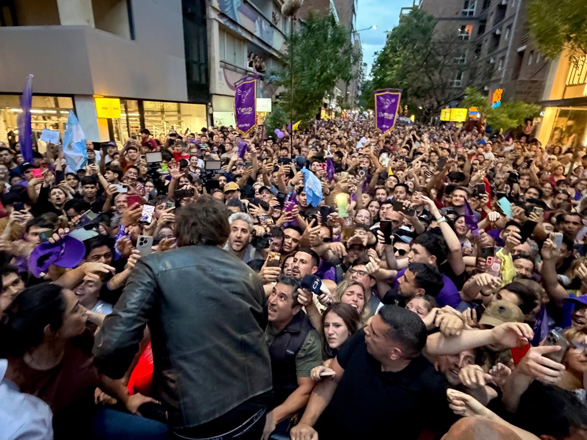 JMilei's tweet image. LA LIBERTAD AVANZA O ARGENTINA RETROCEDE
VIVA LA LIBERTAD CARAJO