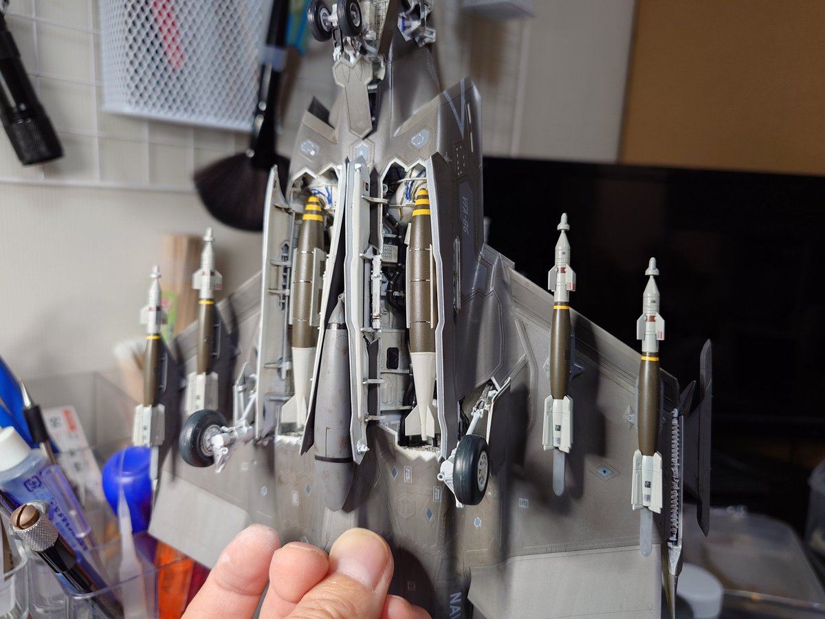 takacchi1729's tweet image. 昨晩は計画どおりGBU-12✕４を積載

残すはスパロー✕２発とサイドワインダー✕４発(翼端の差し替え用に)

長かったな～
＃F35C