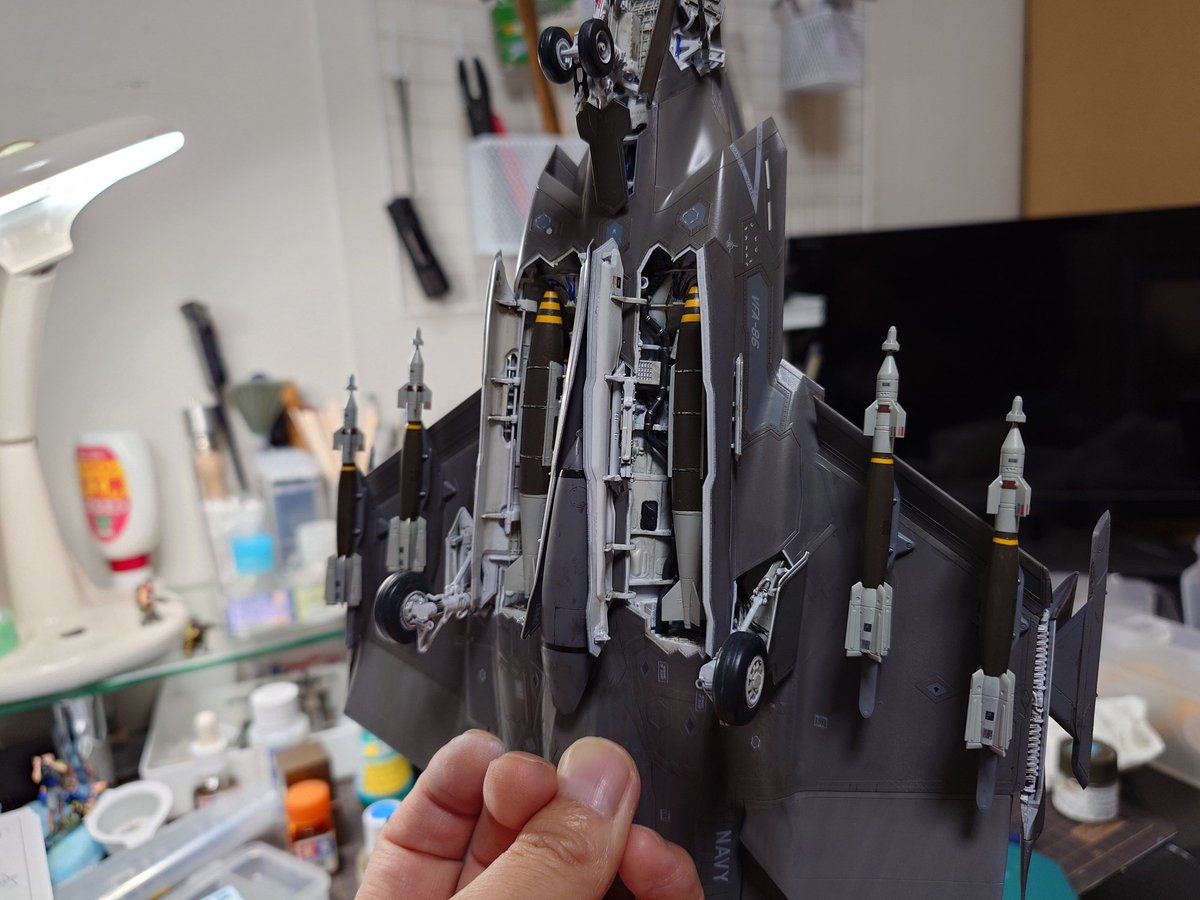 takacchi1729's tweet image. 昨晩は計画どおりGBU-12✕４を積載

残すはスパロー✕２発とサイドワインダー✕４発(翼端の差し替え用に)

長かったな～
＃F35C