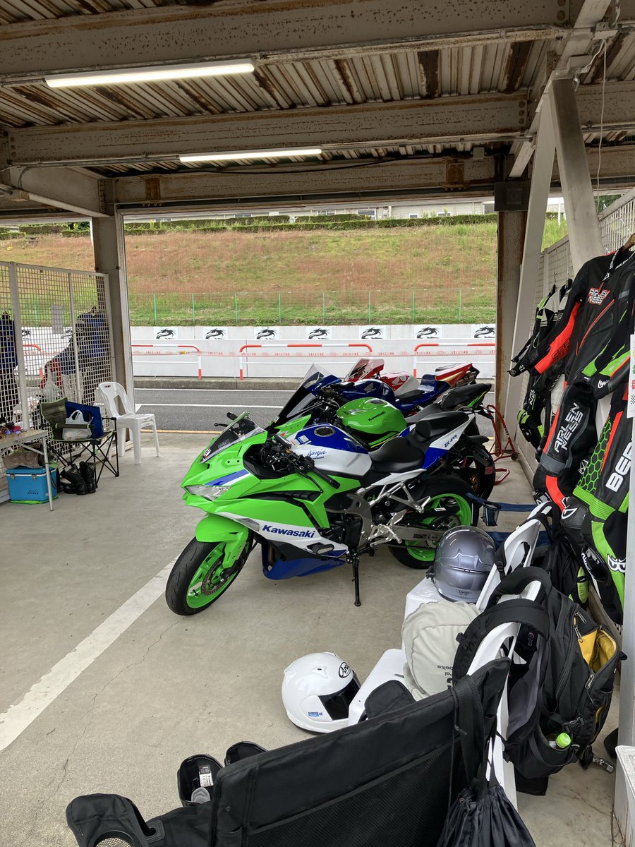 ここしばらく、サーキットは
レース観戦ばかりだったけど
今日は自分のバイクがパドック入り

ワクワクするもんなんですよ
良い歳して😅