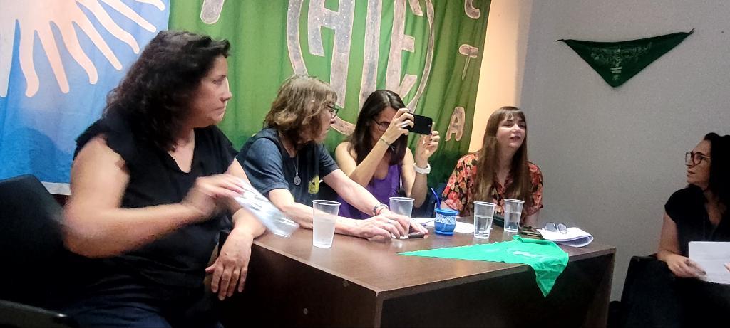 Conversatorio Con la participación de:
✨ Eli Gómez Alcorta – ex Ministra de Mujeres, Géneros y Diversidad
📚 Araceli Bellotta –  Periodista
🌈 Marcela Cortiellas – psicóloga, concejala electa de Vte López, militante feminista
💪 Juliana Del Bao – Sec. de Género y Diversidad ATE