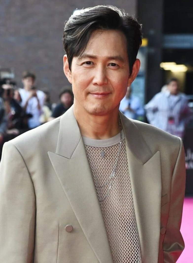 This looks like a very similar mesh shirt and jewelry of what he wore to the sg UK premiere.