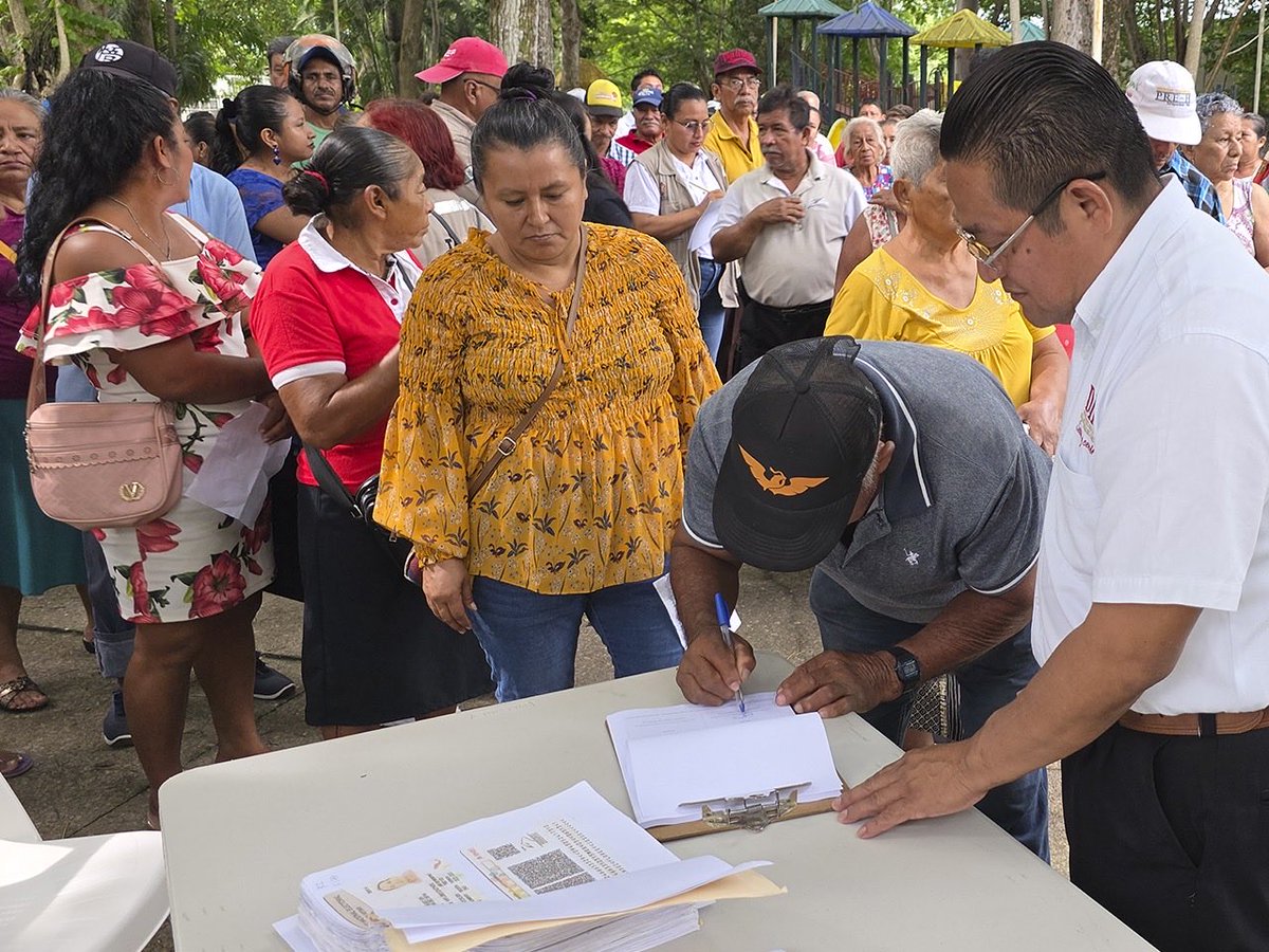 El #DIFTabasco, a través de la Dirección de Servicios Alimentarios, realizó la entrega de Canastas Alimentarias a personas adultas mayores en situación de vulnerabilidad en Cárdenas, Macuspana y Tacotalpa. 

Con estas acciones fortalecemos su nutrición y bienestar.
