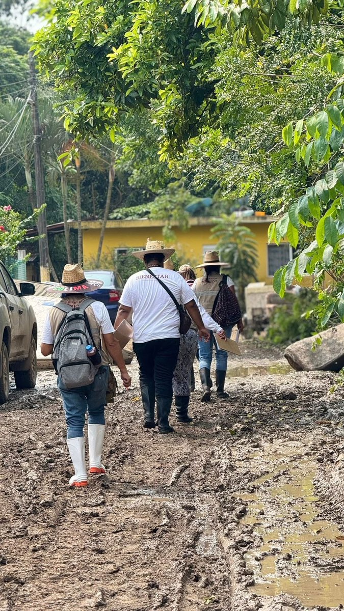 Con la #BrigadaColima de #ServidoresDeLaNación 🇲🇽 seguimos recorriendo Tuxpan, #Veracruz, para levantar el #CensoBienestar en las viviendas afectadas por las inundaciones.

❤️ #SomosServidoresDeLaNación

<a href="/A_MontielR/">Ariadna Montiel Reyes</a> 
<a href="/Claudiashein/">Claudia Sheinbaum Pardo</a> 

#HumanismoMexicano
#PrimeroLosPobres