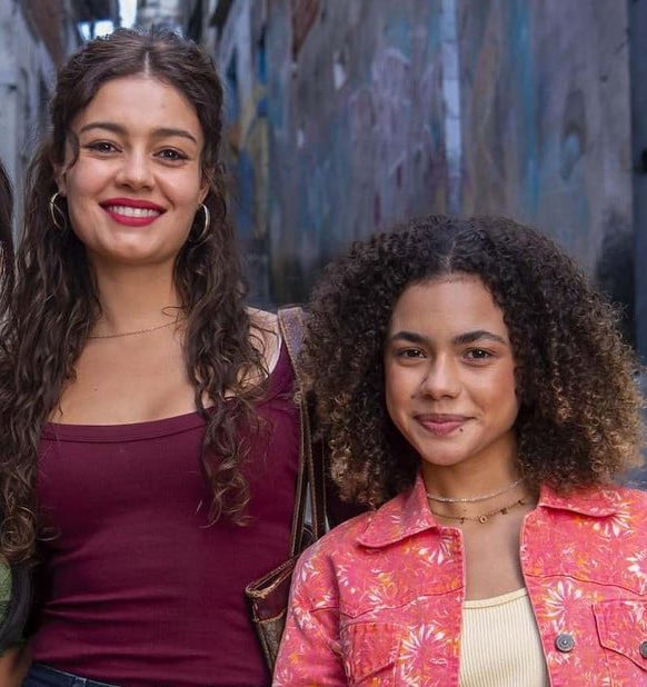bru_uai's tweet image. Fui assistir o primeiro capítulo de #TrêsGraças agora pra poder acompanhar o de hj e simplesmente é a versão brasileira de ginny e georgia?? Inclusive com a atriz IGUAL