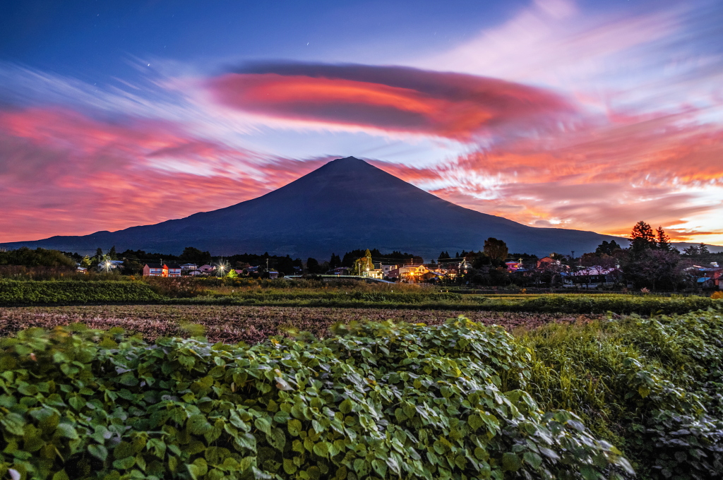 taitan21's tweet photo. おはようございます。
夜明けの里山からの富士山と色付く吊るし雲の風景です！ https://t.co/RzK0pxSayj