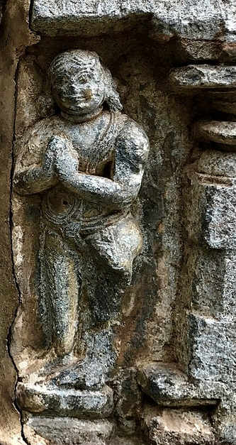 ibn_badys's tweet image. هذه العلامة 🙏🙏🙏 تسمى (ناماستي - Namaste) وهي تحية خاصة بالهندوس.

وفي كتبهم تعني: أنحني للإله الذي بداخلك "I bow to the divine in you".

حيث يحل الإله في كل شيء في المعتقد الوثني الهندوسي!

فهذه العلامة🙏لا تهدف إلى الاحترام الزائد بقدر ما تقرر عقيدة وحدة الوجود في الهندوسية؛…