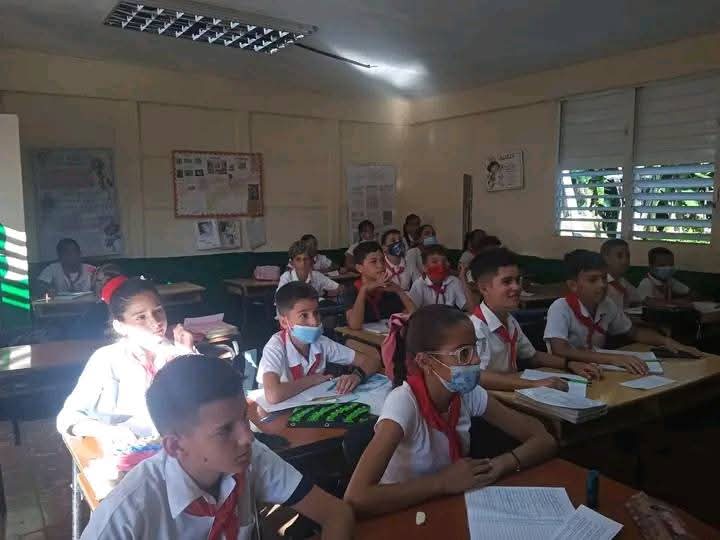 lisbet_sua4255's tweet image. Capacitación y debate con escolares de 6to grado de la Institución Miguel Perera Ortega sobre actitudes de rechazo a las drogas y como combatirlas.Visualización de material audiovisual.
#Caimito #PoderPopular
#ArtemisaJuntosSomosMas
#NoALasDrogas
#CubaPorLaVida