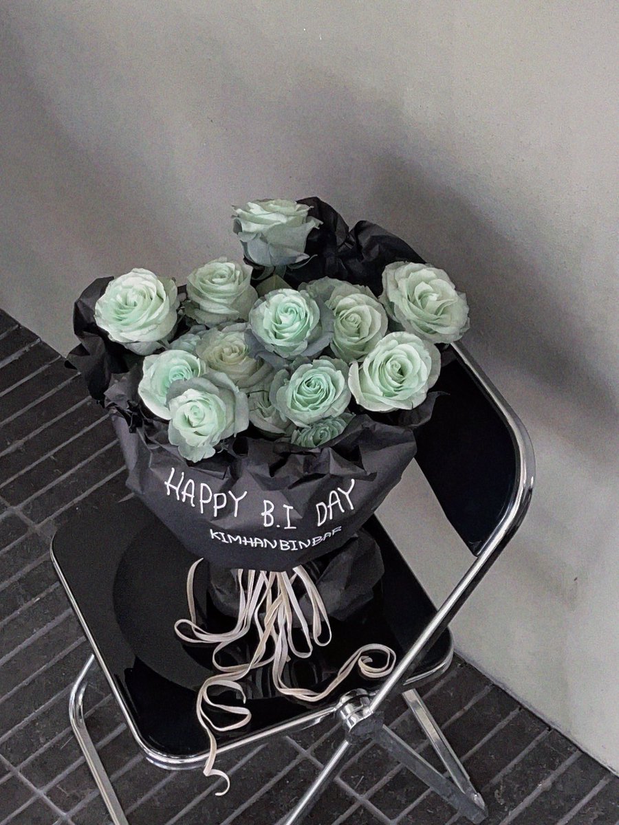 Baidu_KimHanBin's tweet photo. We sent flowers and champagne to Hanbin today, hoping that surrounded by everyone’s love, he can celebrate this special day with happiness and joy.
Happy birthday Hanbin🎂🎉
we’ll always be here, cheering you on. 🥂🌹

#LoverBoiHanbinDay #29살_비아이 #비아이 @shxx131bi131 https://t.co/2vzEYLvfvh