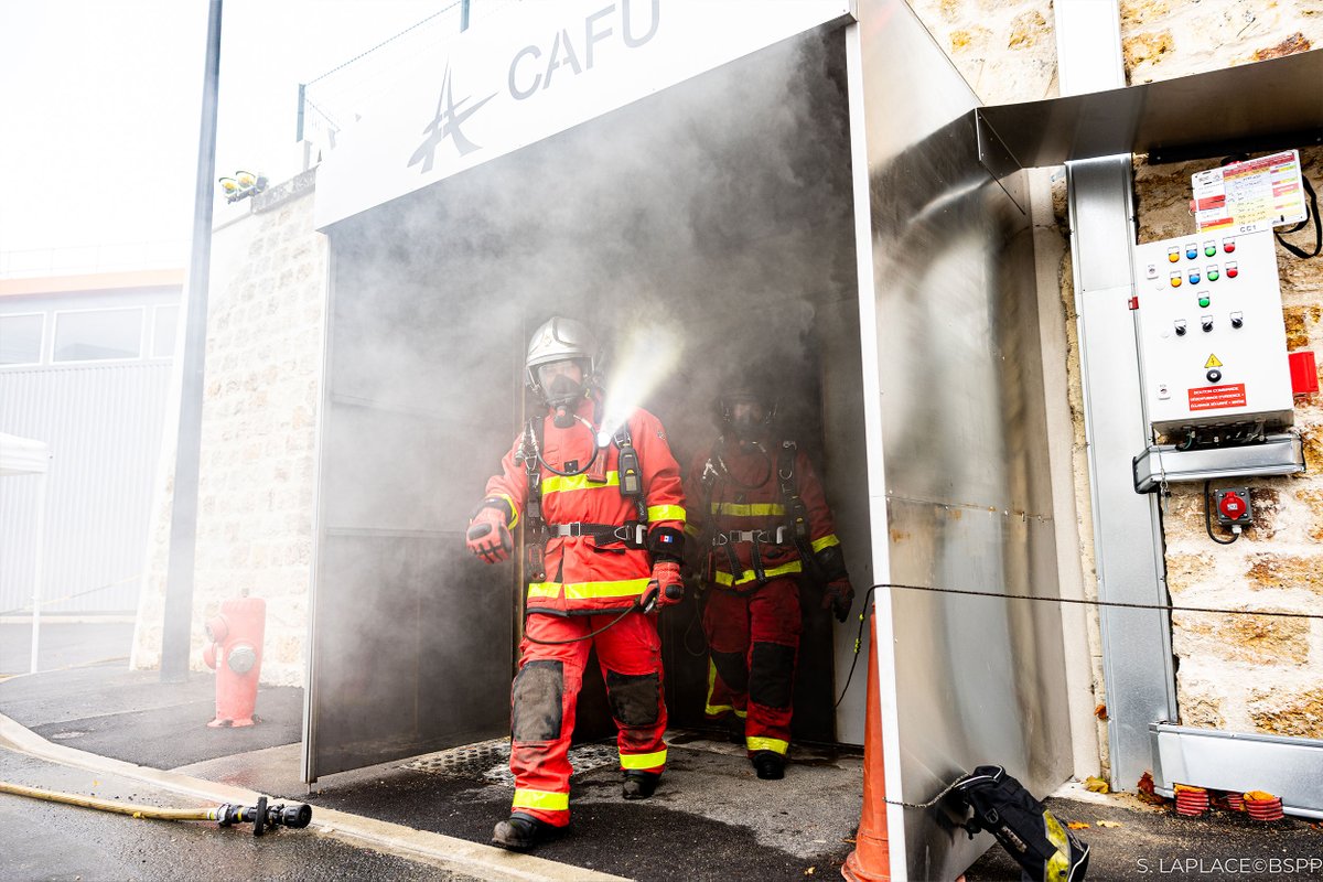 PompiersParis's tweet image. [#Formation] | Inauguration du nouveau système de cave à fumées (CAFU) en présence du général commandant la brigade de sapeurs-pompiers de Paris. 🫡

Un outil immersif au plus près des conditions réelles : faible visibilité, chaleur intense et cheminement complexe attendent nos…