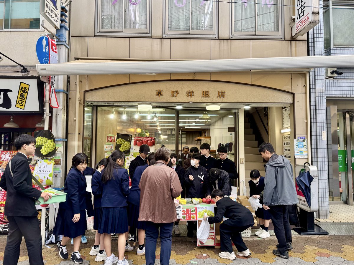 JR福島駅前
#福島聖天通商店街
本日は小雨の降る中
#山形大学附属中学校
#修学旅行 #体験学習 で
喋らせて頂きます。

この後に #花笠音頭 も
踊るそうです。
お近くの方は是非よろしく‼︎

#落語
#大阪