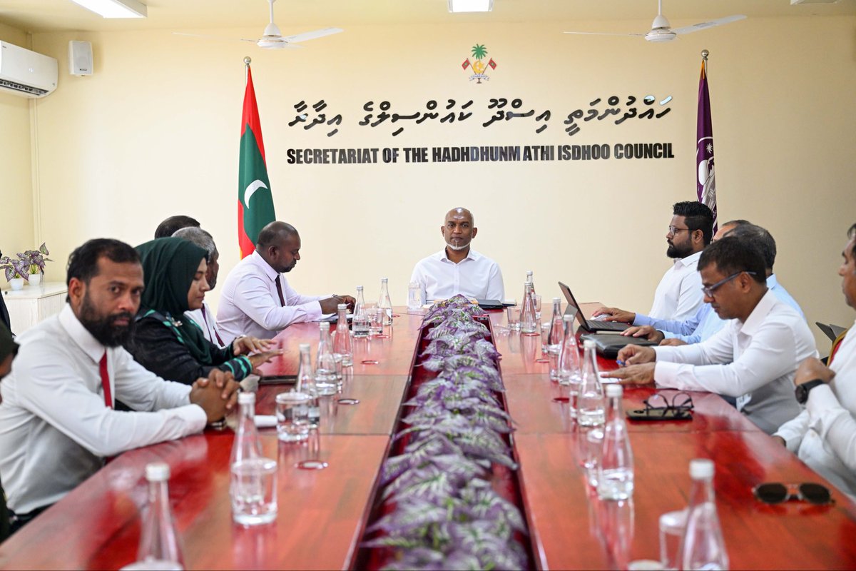 presidencymv's tweet photo. President Dr @MMuizzu meets with the L. Isdhoo Island Council, Women’s Development Committee (WDC), and institution heads to discuss key development priorities and ongoing projects. During the meeting, the President, Cabinet ministers, and senior officials from State-Owned Enterprises provided detailed clarifications on the concerns raised by the community.

#RayyithunGaathah #LaamuAtollVisit