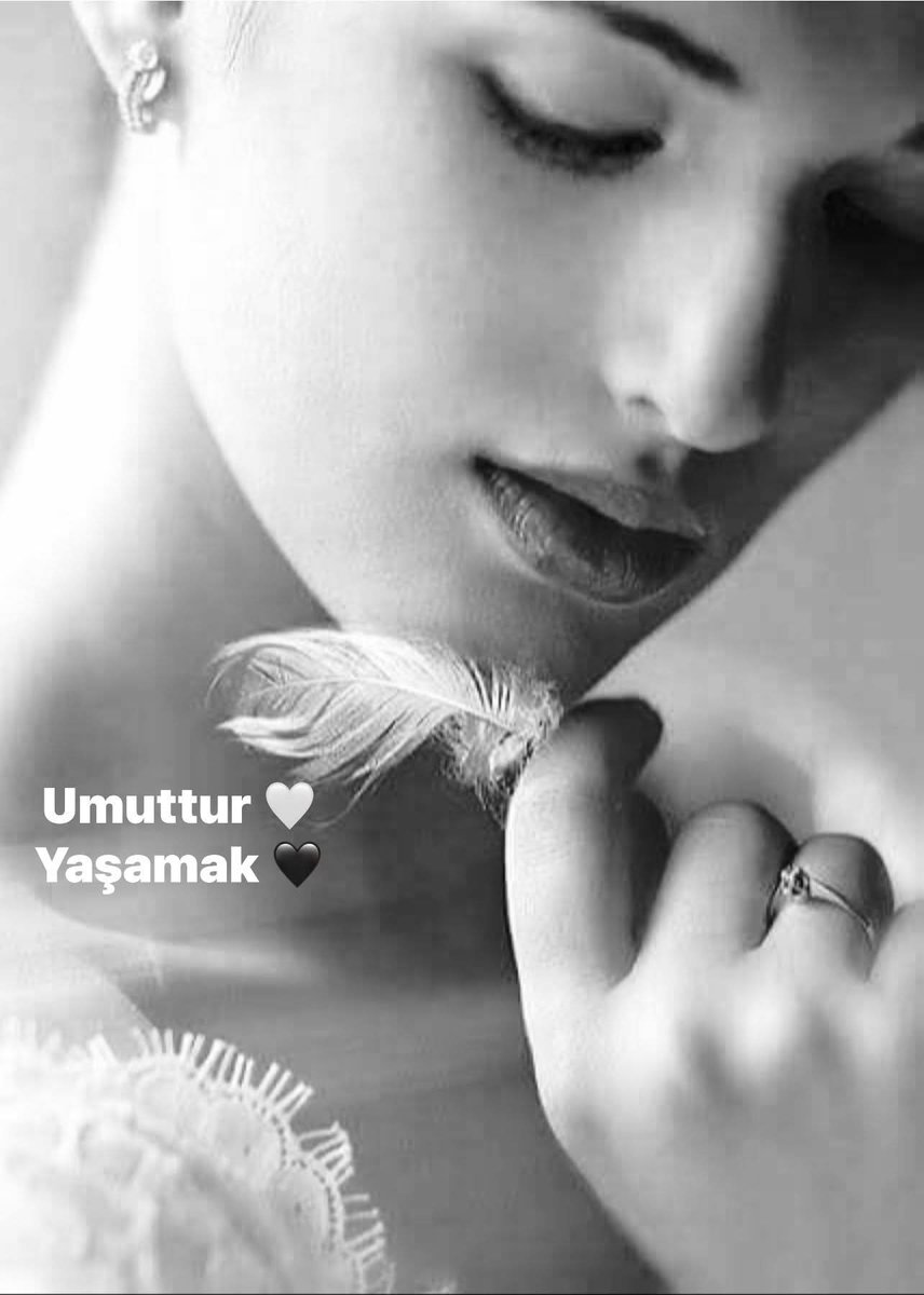 "Hayat öyle yüklenir ki üstüne 
Ne kalmak istersin ne de gitmek"
demiş #CanYücel 

Geçmeyen zaman değil 
İçine sığdıramadıklarımız...