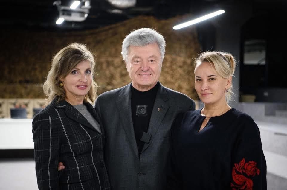 Це тільки для моїх людей фоточко. Оберіг. Якшо його  скачати, повісити в себе на сторінці то вспіниться і зашквариться уся зелена нечисть на ваших сторінках.  Користуйтесь на здоровля ))
Петро Порошенко  дякую за допомогу нашому підрозділу!!!!!!! 
Маруся Звіробій