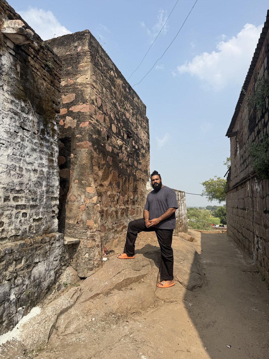 Thesauravgurjar's tweet image. दीपावली पर जब पहला दीपक अपने देवताओं और पूर्वजों पर रखने के लिए गांव जाना होता है। 
जहाँ से हमारी जड़े जुड़ी हुई है वहाँ पहुँच कर बहुत ही सुकून मिलता है। 

गांव की कुछ झलकियाँ 😊

#gawn #connectwithyourroots