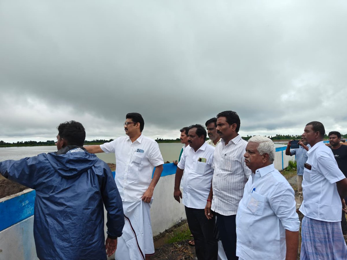 gauthamponmudy's tweet photo. கழகத் தலைவர் மாண்புமிகு தமிழ்நாடு முதலமைச்சர் தளபதியார் @mkstalin.   அவர்களின் ஆணைக்கிணங்க, கழக உயர்நிலை செயல் திட்டக்குழு உறுப்பினர் முன்னாள் அமைச்சர் மாண்புமிகு முனைவர் @KPonmudiMLA எம்.எல்.ஏ அவர்களின் ஆலோசனைப்படி விழுப்புரம் தெற்கு மாவட்டம், திருக்கோவிலூர் சட்டமன்றத் தொகுதி, ஏனாதி மங்கலம் எல்லீஸ் அணைக்கட்டு பகுதியில் மழை பாதிப்புகளை  பார்வையிட்டு ஆய்வு மேற்கொண்ட போது. உடன் ஒன்றிய செயலாளர்கள் பி.வி.ஆர்.சு.விசுவநாதன்,   கை.ரா.சடகோபன், ஒன்றிய குழு தலைவர் ஓம்சிவசக்திவேல், ஒன்றிய பொருளாளர் MJ.கிருஷ்ணமூர்த்தி, ஒன்றிய இளைஞர் அணி அமைப்பாளர் நிர்மல்ராஜ், ஊராட்சி மன்ற தலைவர் மோகன்ராஜ், மாவட்ட தகவல் தொழில்நுட்ப அணி அமைப்பாளர் கிருஷ்ணராஜ், மாவட்ட வர்த்தக அணி துணை அமைப்பாளர் பழனி, மாவட்ட பொறியாளர் அணி துணை அமைப்பாளர் அனந்த குமார், ஒன்றிய விவசாய அணி அமைப்பாளர் வெங்கடேசன், ஒன்றிய விளையாட்டு மேம்பாட்டு அணி அமைப்பாளர் பாலகுரு,  மற்றும் கழக நிர்வாகிகள் உடனிருந்தார்கள்.

#DMKGovt #நலம்_காக்கும்_ஸ்டாலின் #DMK #UdhayanidhiStalin  #arivalayam