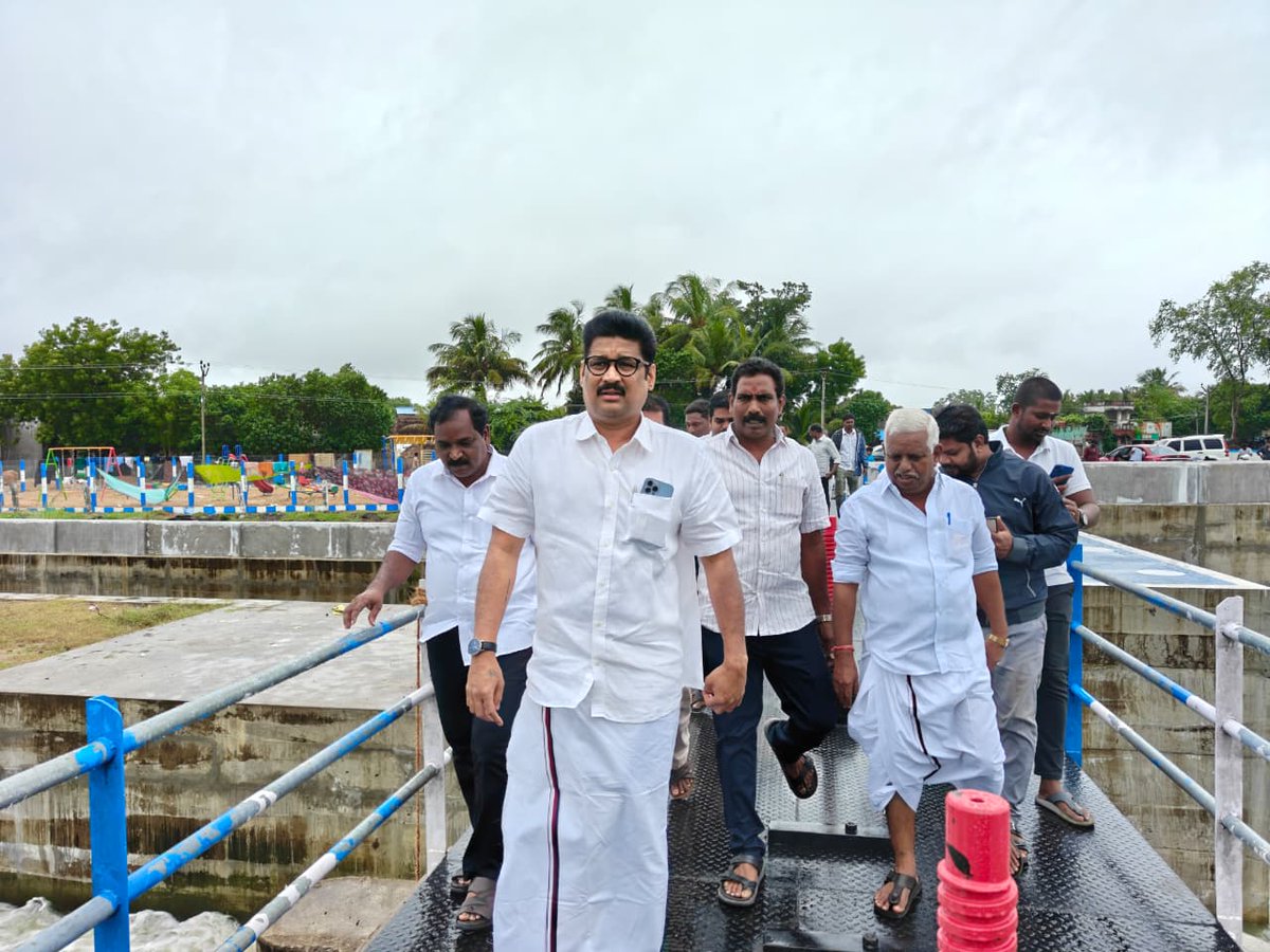 gauthamponmudy's tweet photo. கழகத் தலைவர் மாண்புமிகு தமிழ்நாடு முதலமைச்சர் தளபதியார் @mkstalin.   அவர்களின் ஆணைக்கிணங்க, கழக உயர்நிலை செயல் திட்டக்குழு உறுப்பினர் முன்னாள் அமைச்சர் மாண்புமிகு முனைவர் @KPonmudiMLA எம்.எல்.ஏ அவர்களின் ஆலோசனைப்படி விழுப்புரம் தெற்கு மாவட்டம், திருக்கோவிலூர் சட்டமன்றத் தொகுதி, ஏனாதி மங்கலம் எல்லீஸ் அணைக்கட்டு பகுதியில் மழை பாதிப்புகளை  பார்வையிட்டு ஆய்வு மேற்கொண்ட போது. உடன் ஒன்றிய செயலாளர்கள் பி.வி.ஆர்.சு.விசுவநாதன்,   கை.ரா.சடகோபன், ஒன்றிய குழு தலைவர் ஓம்சிவசக்திவேல், ஒன்றிய பொருளாளர் MJ.கிருஷ்ணமூர்த்தி, ஒன்றிய இளைஞர் அணி அமைப்பாளர் நிர்மல்ராஜ், ஊராட்சி மன்ற தலைவர் மோகன்ராஜ், மாவட்ட தகவல் தொழில்நுட்ப அணி அமைப்பாளர் கிருஷ்ணராஜ், மாவட்ட வர்த்தக அணி துணை அமைப்பாளர் பழனி, மாவட்ட பொறியாளர் அணி துணை அமைப்பாளர் அனந்த குமார், ஒன்றிய விவசாய அணி அமைப்பாளர் வெங்கடேசன், ஒன்றிய விளையாட்டு மேம்பாட்டு அணி அமைப்பாளர் பாலகுரு,  மற்றும் கழக நிர்வாகிகள் உடனிருந்தார்கள்.

#DMKGovt #நலம்_காக்கும்_ஸ்டாலின் #DMK #UdhayanidhiStalin  #arivalayam