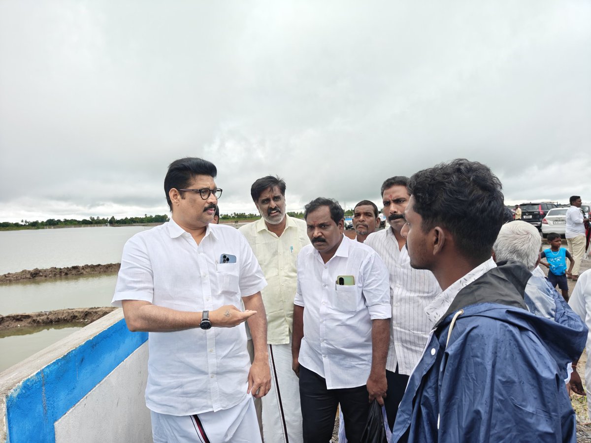 gauthamponmudy's tweet photo. கழகத் தலைவர் மாண்புமிகு தமிழ்நாடு முதலமைச்சர் தளபதியார் @mkstalin.   அவர்களின் ஆணைக்கிணங்க, கழக உயர்நிலை செயல் திட்டக்குழு உறுப்பினர் முன்னாள் அமைச்சர் மாண்புமிகு முனைவர் @KPonmudiMLA எம்.எல்.ஏ அவர்களின் ஆலோசனைப்படி விழுப்புரம் தெற்கு மாவட்டம், திருக்கோவிலூர் சட்டமன்றத் தொகுதி, ஏனாதி மங்கலம் எல்லீஸ் அணைக்கட்டு பகுதியில் மழை பாதிப்புகளை  பார்வையிட்டு ஆய்வு மேற்கொண்ட போது. உடன் ஒன்றிய செயலாளர்கள் பி.வி.ஆர்.சு.விசுவநாதன்,   கை.ரா.சடகோபன், ஒன்றிய குழு தலைவர் ஓம்சிவசக்திவேல், ஒன்றிய பொருளாளர் MJ.கிருஷ்ணமூர்த்தி, ஒன்றிய இளைஞர் அணி அமைப்பாளர் நிர்மல்ராஜ், ஊராட்சி மன்ற தலைவர் மோகன்ராஜ், மாவட்ட தகவல் தொழில்நுட்ப அணி அமைப்பாளர் கிருஷ்ணராஜ், மாவட்ட வர்த்தக அணி துணை அமைப்பாளர் பழனி, மாவட்ட பொறியாளர் அணி துணை அமைப்பாளர் அனந்த குமார், ஒன்றிய விவசாய அணி அமைப்பாளர் வெங்கடேசன், ஒன்றிய விளையாட்டு மேம்பாட்டு அணி அமைப்பாளர் பாலகுரு,  மற்றும் கழக நிர்வாகிகள் உடனிருந்தார்கள்.

#DMKGovt #நலம்_காக்கும்_ஸ்டாலின் #DMK #UdhayanidhiStalin  #arivalayam