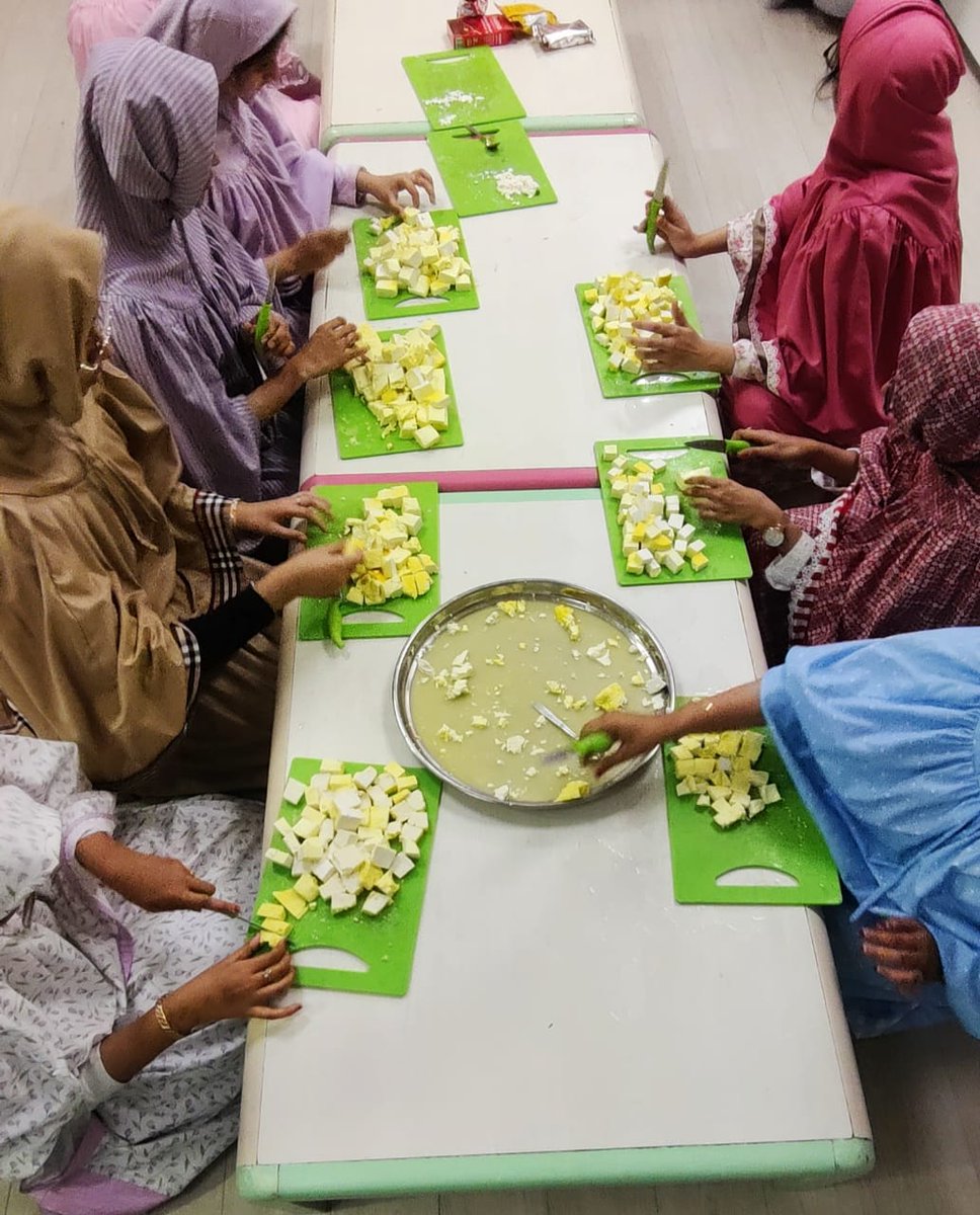 Dawoodi_Bohras's tweet photo. Diwali is a time to express gratitude and share warmth with those around us.
In that spirit, students from Rawdat al Quran al Kareem in #Mumbai created heartfelt artwork and prepared sweets and nutritious meals to share with the unsung heroes who keep our city running every day!
@Bohras_India