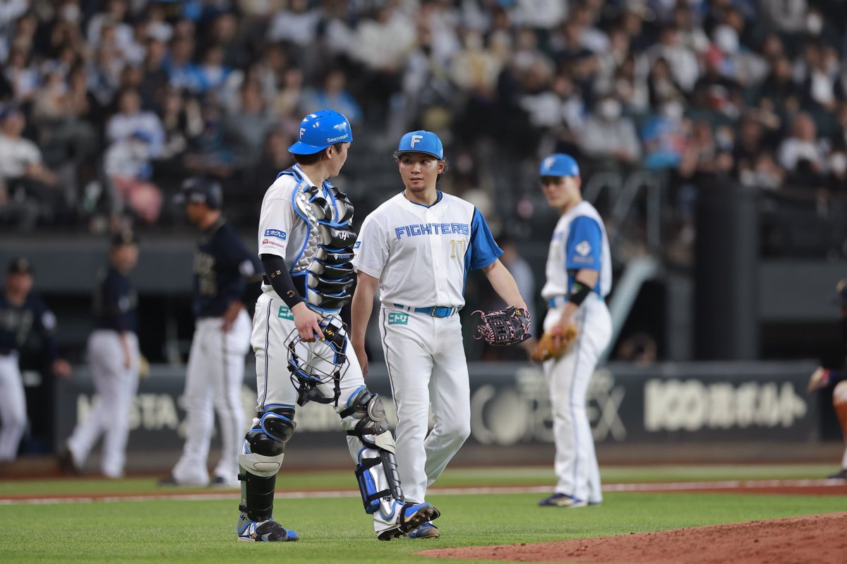 FightersPR's tweet photo. スポーツニッポン新聞社が制定する「2025プロ野球最優秀バッテリー賞」が発表され、 伊藤大海投手と伏見寅威選手がパ・リーグの最優秀バッテリーに選出されました👏✨

史上初の道産子バッテリーです🥳‼

#伊藤大海 #伏見寅威
#lovefighters https://t.co/44c8Gp17c9