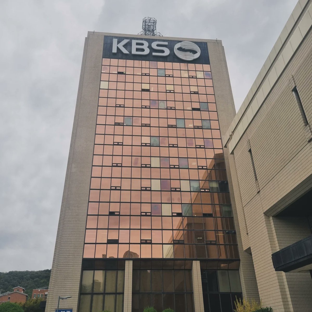 어제 KBS부산라디오 인터뷰를 다녀왔습니다.
인터뷰한 라디오 방송은 2025년 10월 22일 수요일 kbs부산 1FM<부산의 오늘> 103.7 에서 방송되었습니다🥰
요즘 좋은 일들이 많아서 기대에 부응할 수 있게 열심히 작업중입니다😆😆