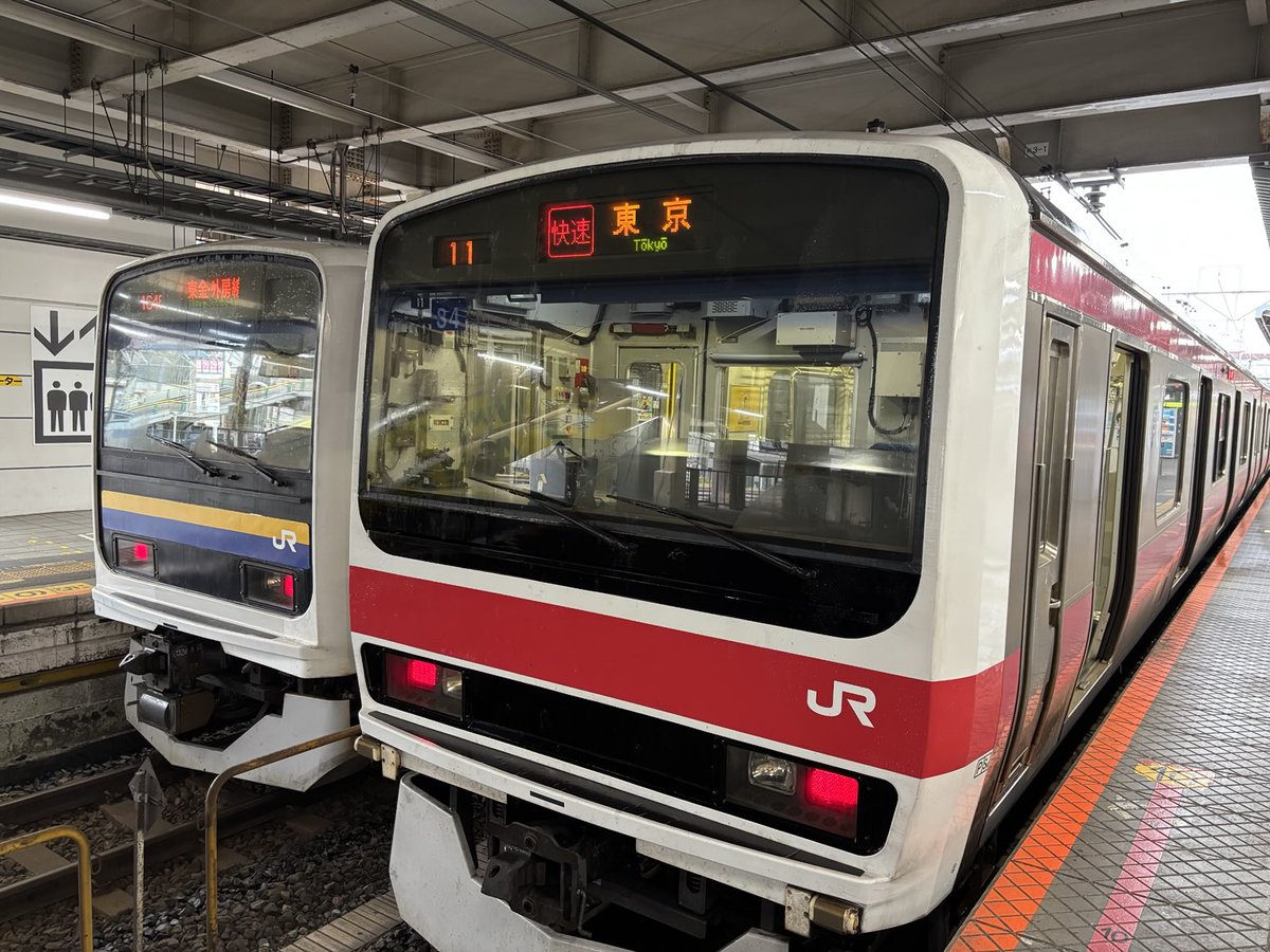rail_oji's tweet photo. 快速運用のケヨ34ってだけでもレアなのに、隣りに帯がキレイな房総色。
こんなことってある⁈ https://t.co/kODkrGM7mV