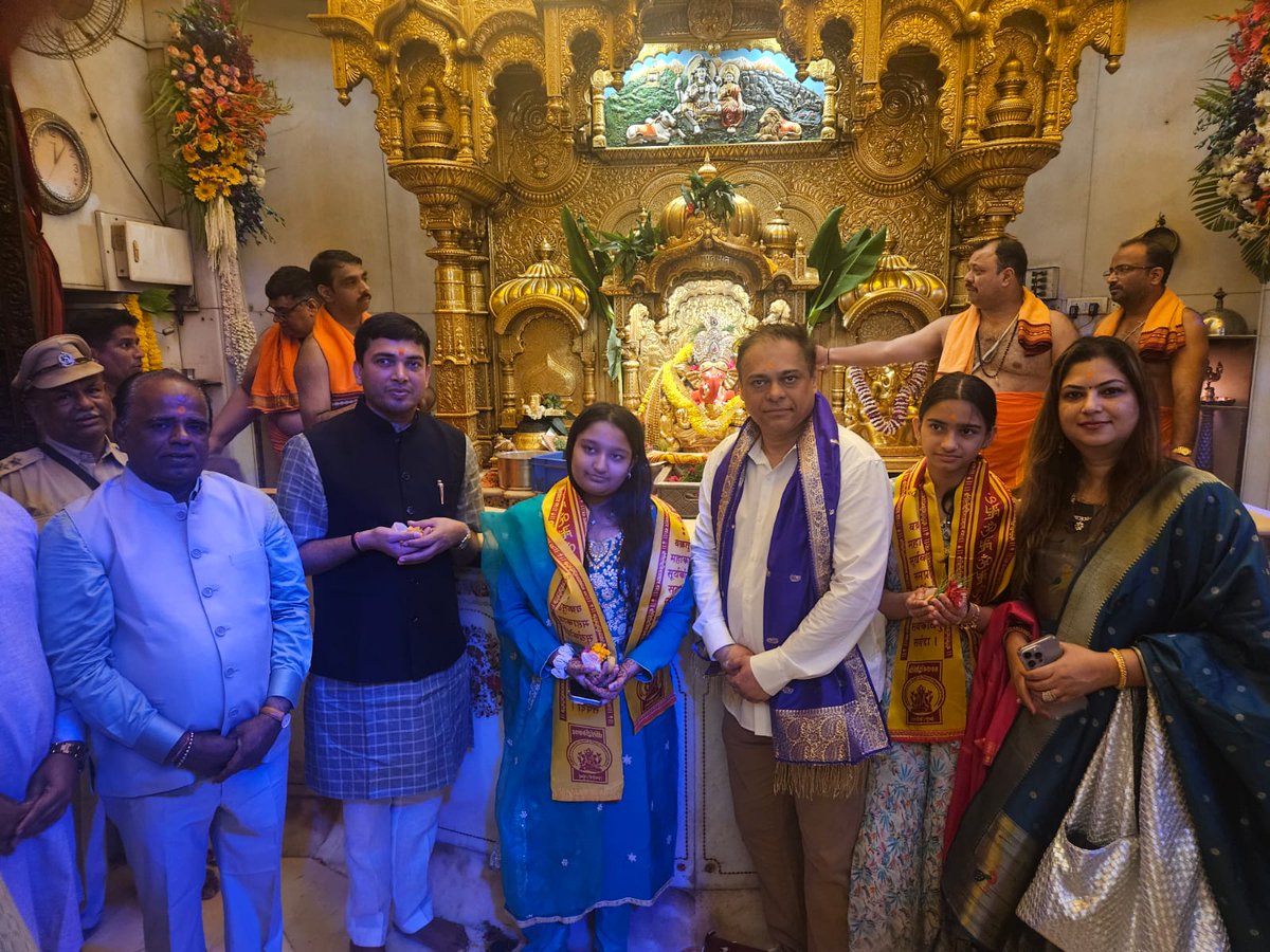 दीपावली निमित्त सहकुटुंब श्री सिद्धिविनायक मंदिरात बाप्पाचे दर्शन घेतले. यावेळी माझ्यासह श्री सिद्धिविनायक मंदिराचे कोशाध्यक्ष आचार्य पवन त्रिपाठी व विश्वस्त महेश मुदलियार देखील उपस्थित होते. 

श्री सिद्धिविनायकाच्या चरणी मुंबईकरांसाठी सुख, शांती, समृध्दी, आनंद, धन, आरोग्य,