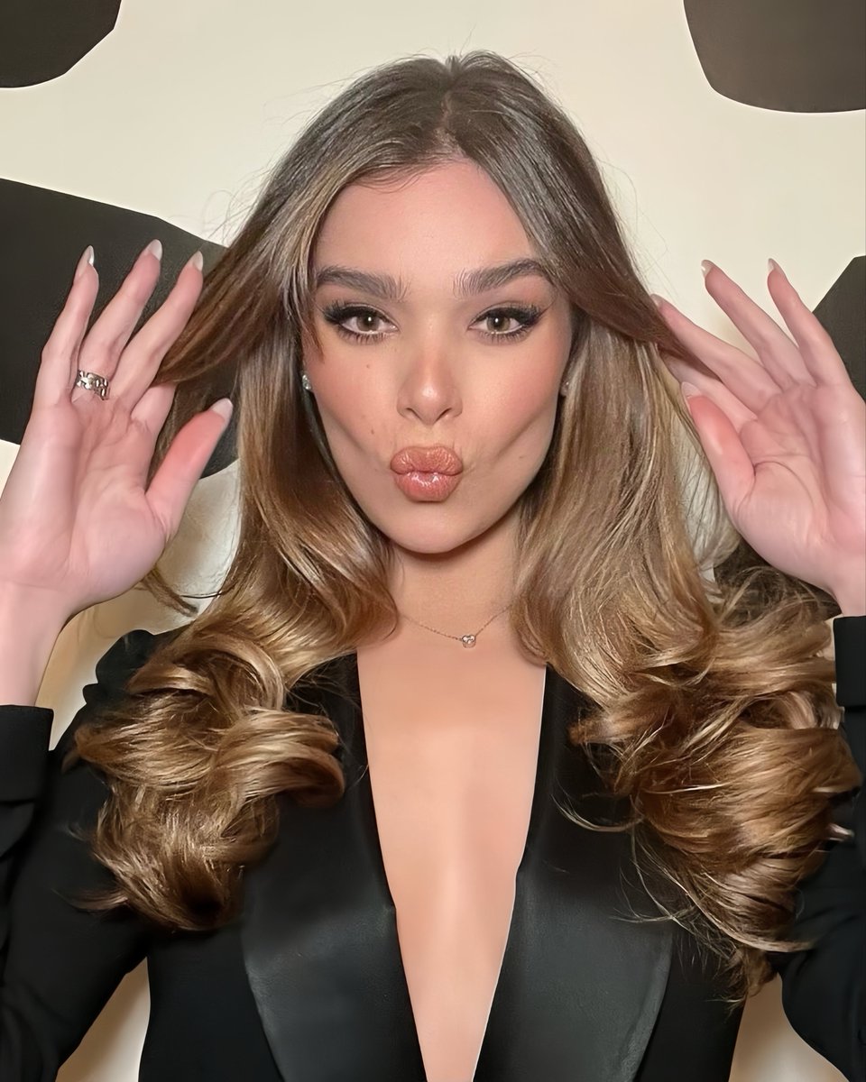 haileecraves's tweet image. this face? unreal.