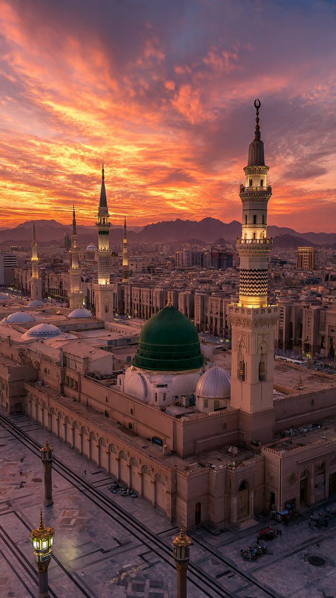 realYamaan1's tweet photo. The aesthetics of Medina and the Prophet's Mosque https://t.co/VCftFn51tS