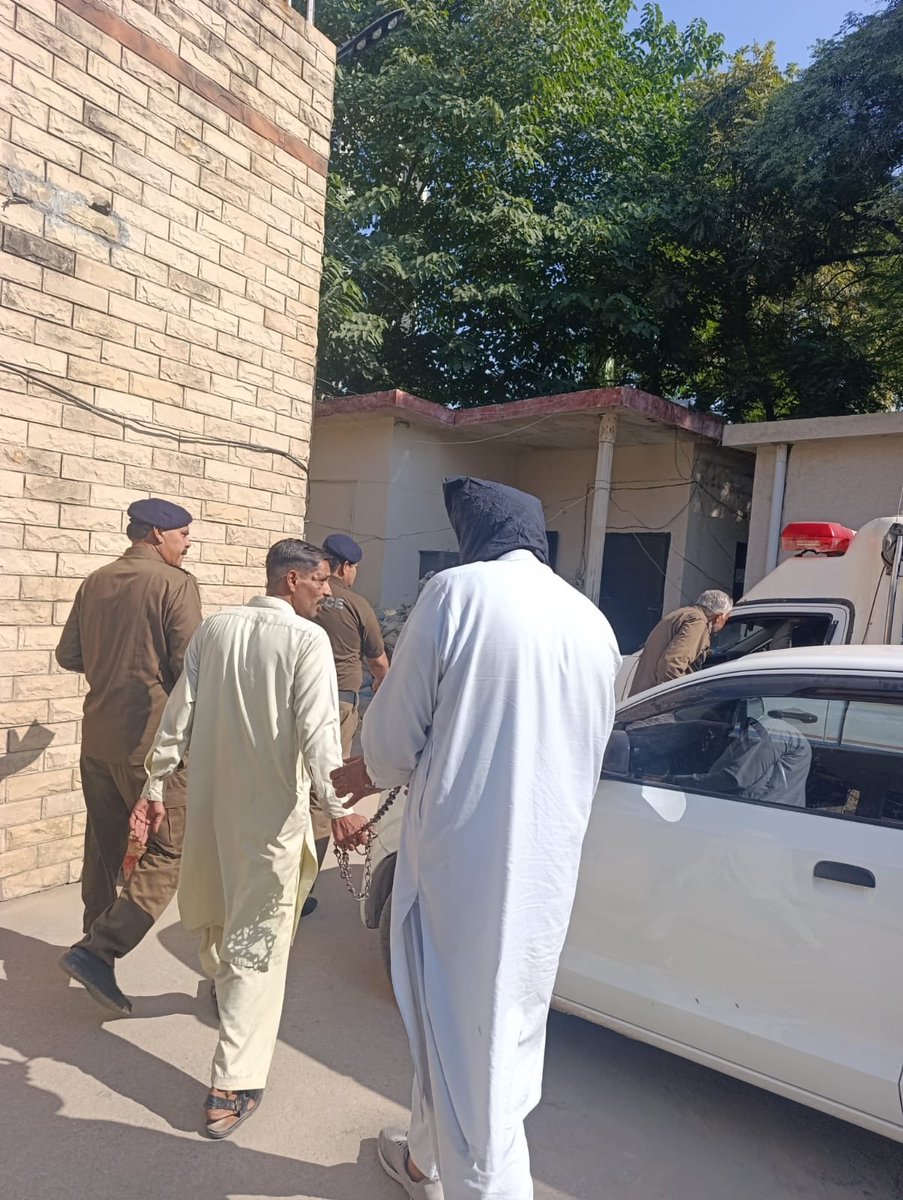 SaqibVirkPK's tweet image. عثمان جوڑا کو عدالت میں انداز میں پیش کیا گیا ہے جیسے وہ کوئی دہشتگرد ہوں، منہ میں کالا کپڑا ڈالنے کی وجہ یہ ہے کہ اپنے لیڈر عمران خان کی بہن کو پڑھے لکھے جاہل سے تحفظ فراہم کررہے تھے، عثمان جوڑا کا تعلق میرے آبائی شہر سے ہے، میں  نے انکو ہمیشہ گجرات میں عوام کی خدمت کرتے دیکھا…