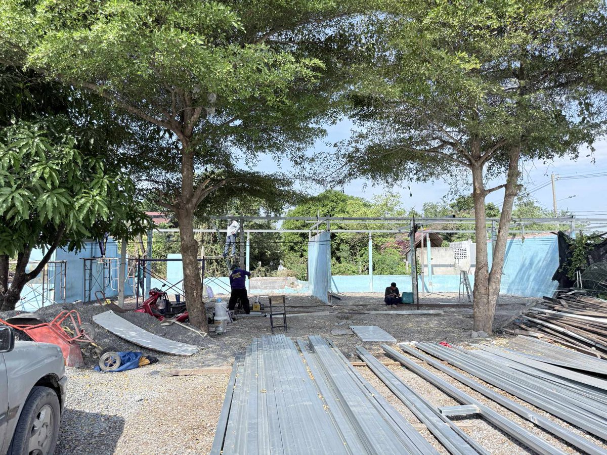 PeatwasuOfc's tweet image. 📢อัพเดทงานโครงการ "ปั้นฝัน ปันห้องเรียน" สัปดาห์นี้ขึ้นโครงหลังคากันเรียบร้อยแล้วค่ะ
ขอฝากโครงการนี้ไว้ด้วยนะคะทุกคน น้องๆชั้นประถมโรงเรียนดอนทองราษฎร์วิทยาจะได้มีอาคารเรียนหลักและไม่ต้องเสี่ยงเดินทางออกไปเรียนด้านนอก 🥺🙏🏻
#CaptainPeat #Peatwasu #BabyFeat
#PeatForKids…