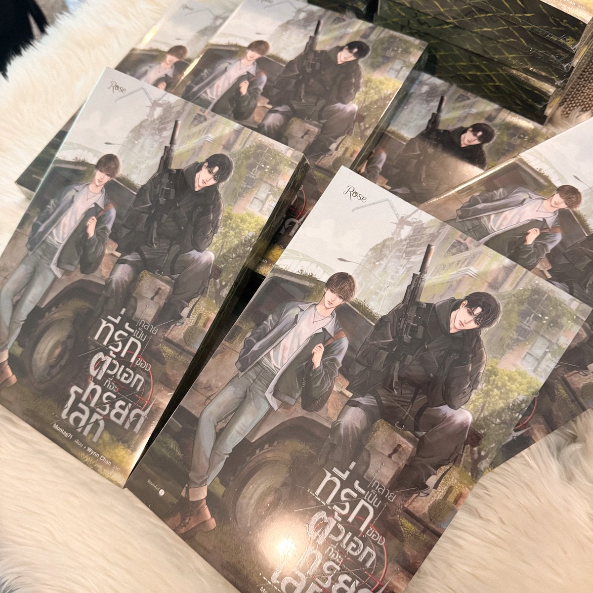 อนึ่ง สนพ.ให้เล่มฟรีมาเยอะมาก เลยว่าจะมาแจกค่ะ บางส่วนจะขอเอาไปบริจาคให้มูลนิธิแทน เพราะให้เล่มมาเยอะจริง ๆ ไม่มีที่เก็บ 😂

#กลายเป็นที่รักของตัวเอกที่จะทรยศโลก
BL ไซไฟ/แฟนตาซี เล่มเดียวจบ หลุดเข้าไปในวันสิ้นโลก

แจก 6 ท่าน ท่านละ 1 เล่ม
เป็นสุ่มผู้โชคดี 3 ท่าน อีก 3