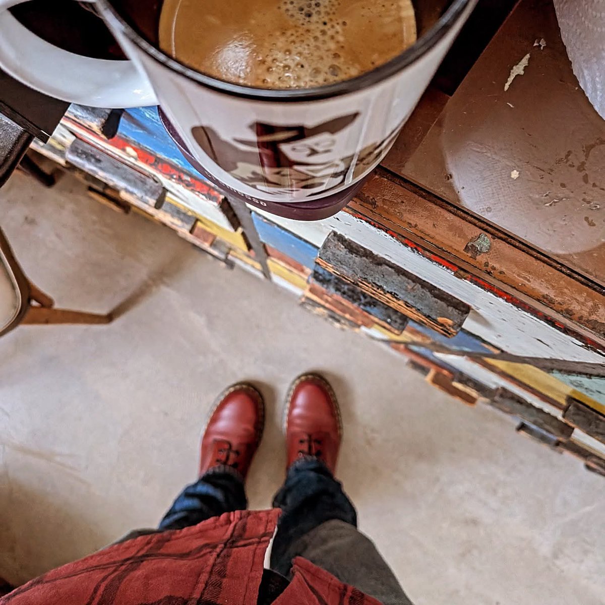 dosmeros's tweet image. Hoy voy a necesitar tanto café como para todos los personajes de una novela de Joyce. Menos mal que en el trabajo tengo mi taza de @EsPopEdiciones

...And the radio's all about a runaway model
With a face like sin and a heart like a James Joyce novel...
spotify.link/TWqiScGjFXb