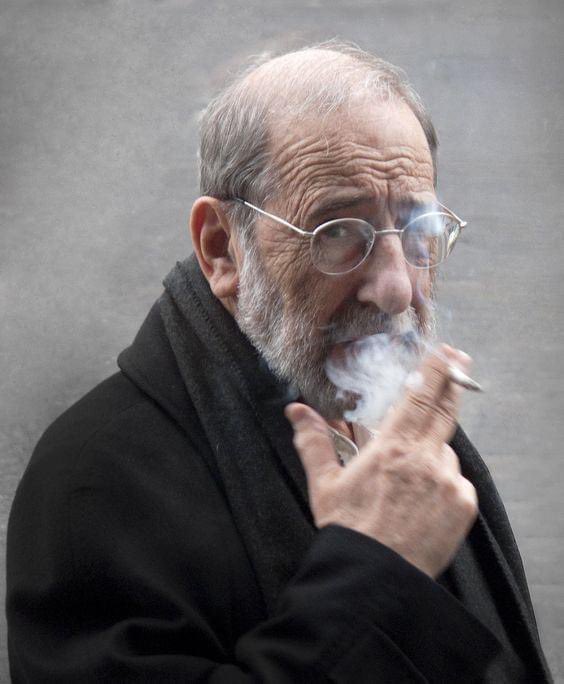 "Uno de los problemas mayores de la arquitectura hoy en día es que es difícil encontrar clientes que les interese la calidad material de la obra, y, por tanto, que busquen un arquitecto que se preocupe por el detalle”.  

Alvaro Siza. Foto: Fernando Guerra.