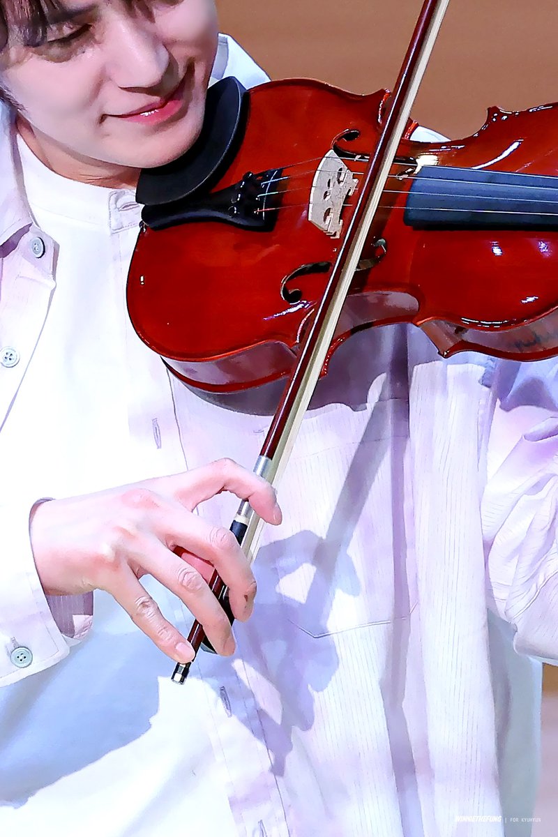 규현 콘서트 <𝓣𝓱𝓮 𝓒𝓵𝓪𝓼𝓼𝓲𝓬 > 뜬 기념으로 다시 봐야될 사진 🎻