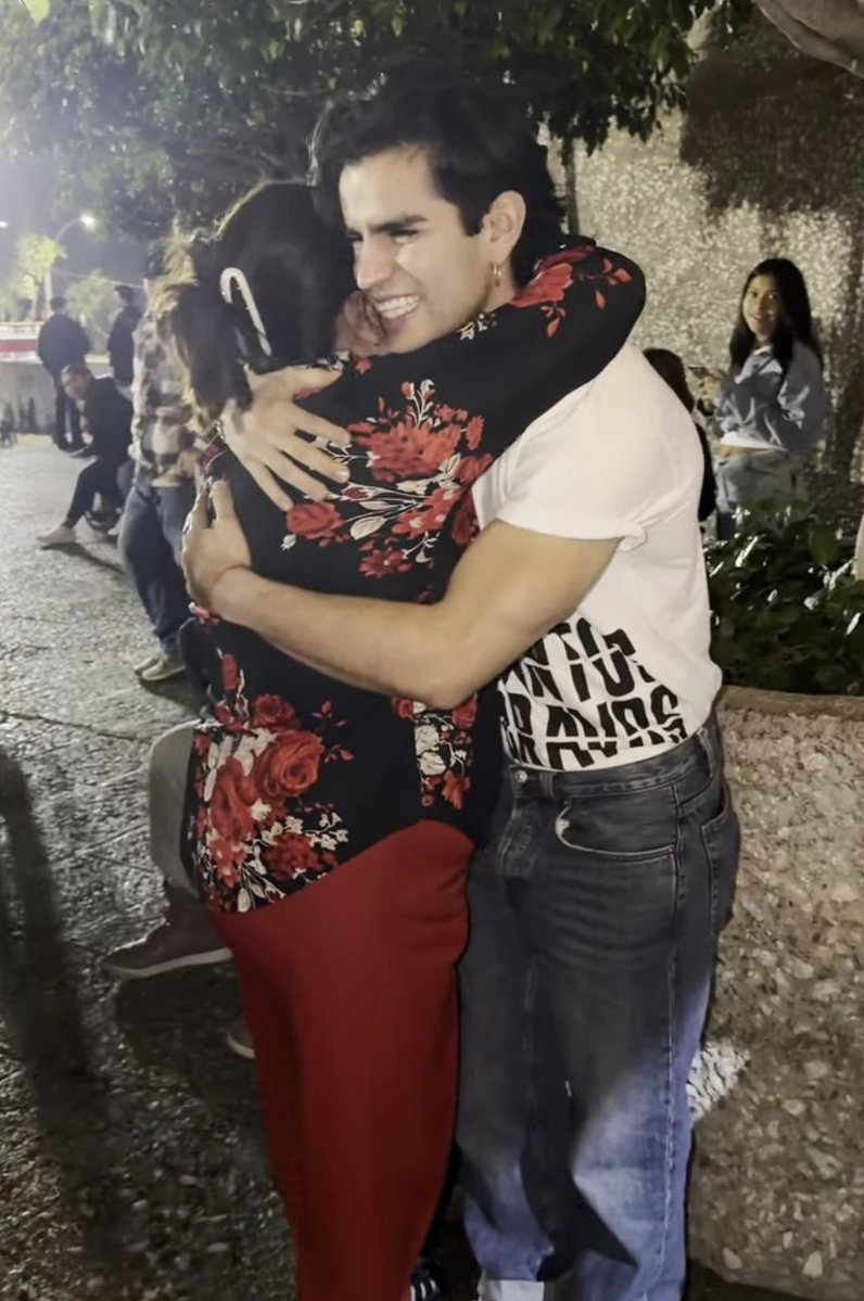 JustJuds0's tweet image. La señora tan linda diciéndole que lloró y votó mucho por él, y todavía le habla a su mamá para decirle que es Aarón.🥹💖
En serio, Aarón conquistó el corazón de chicos y grandes, me llena el alma ver que tanta gente lo ama y que descubrieron su gran corazón. 💞✨
